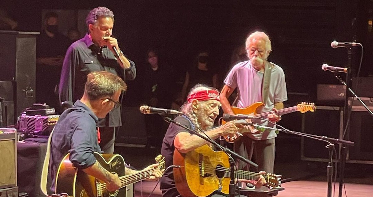 Watch Bob Weir & Willie Nelson Find ‘It’s Hard To Be Humble’ In South