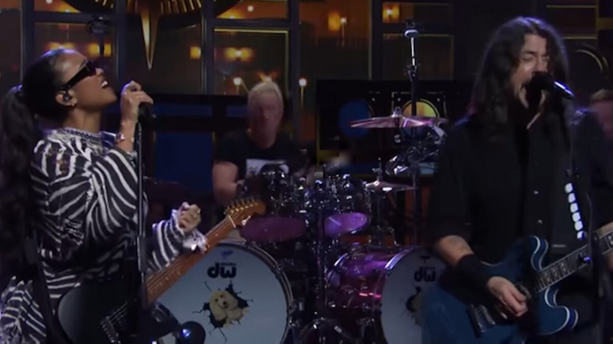 Watch Foo Fighters Welcome H.E.R. For Moving 'The Glass' Performance On 'Saturday Night Live'