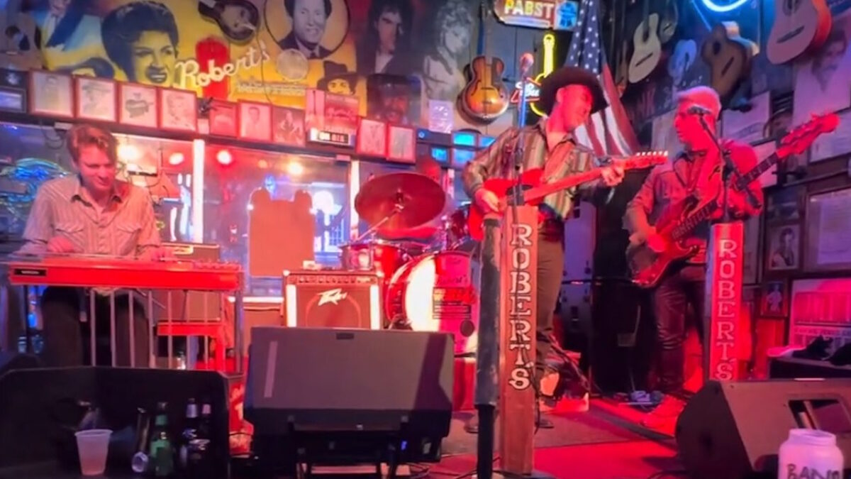 Watch Phish’s Mike Gordon Guest With Timbo At Robert’s Western World In Nashville