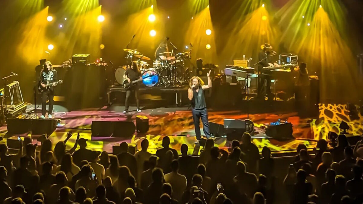 Watch My Morning Jacket Debut ‘It Still Moves’ Outtake ‘Grab A Body’ At Beacon Theatre