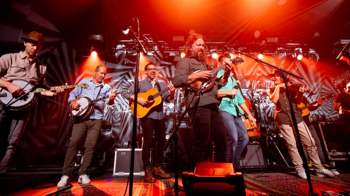Watch Greensky Bluegrass & Infamous Stringdusters Let It All Hang Out For Collaborative Encore In Los Angeles