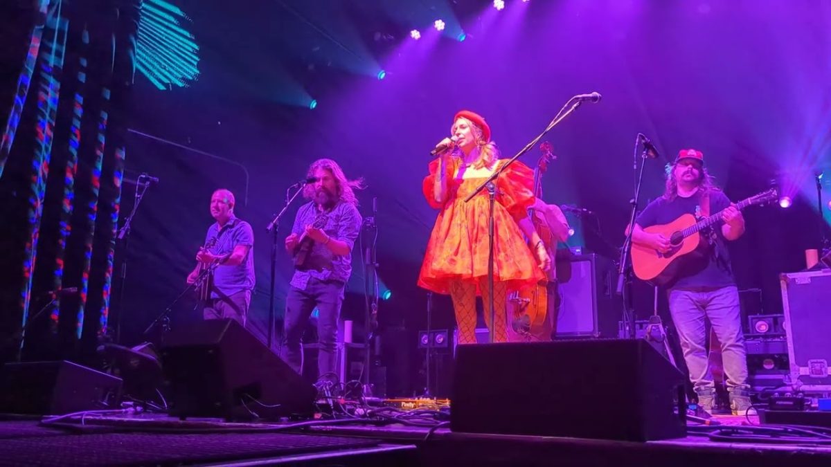 Greensky Bluegrass & Lindsay Lou performing (I've Had) The Time of My Life