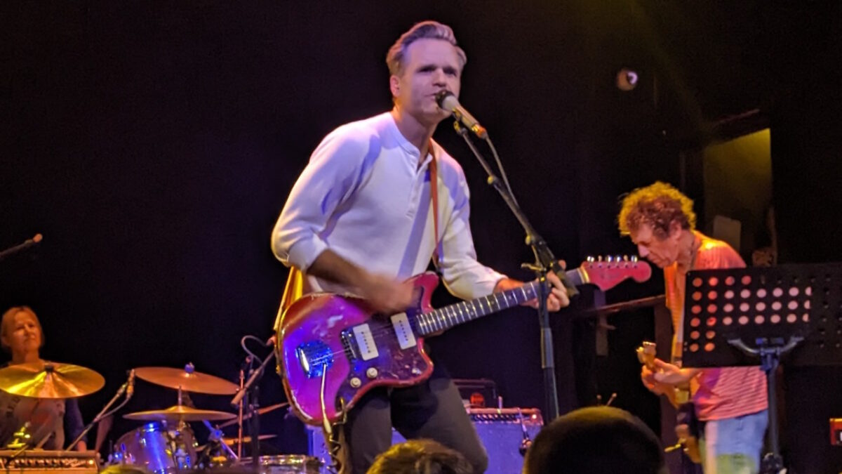 DCFC+YLT: Ben Gibbard Joins Yo La Tengo For Hall & Oates Cover & More At Hanukkah Show