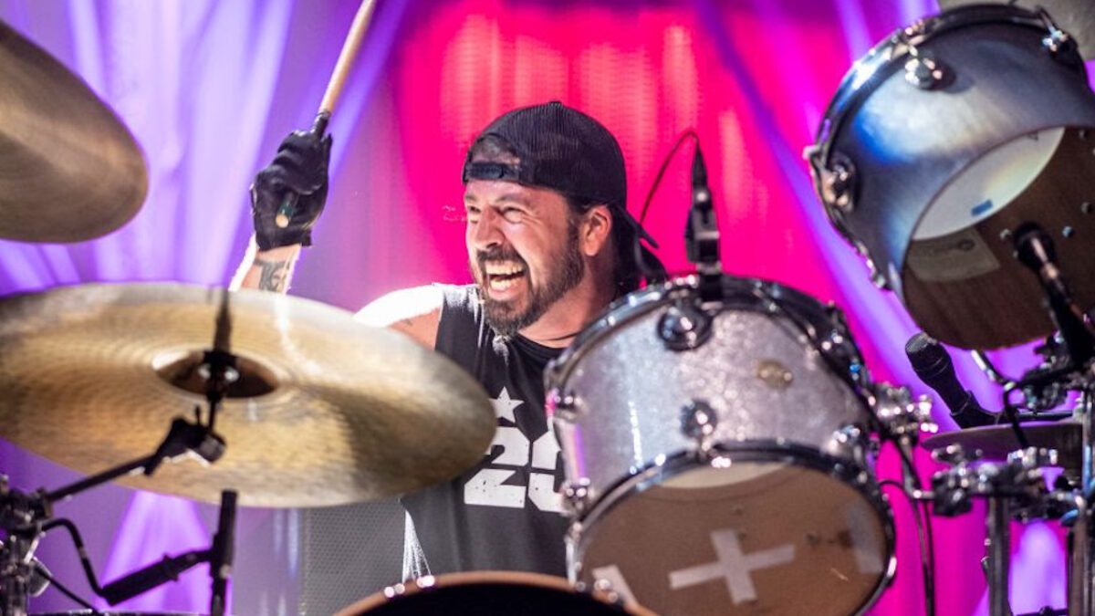 Watch Dave Grohl’s Only Live Performance Of Epic ‘Play’ From Christmas Jam 2018