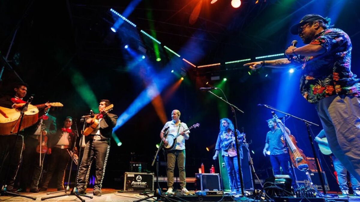 Miércoles Casual: Greensky Bluegrass Welcomes Mariachi Band In Mexico