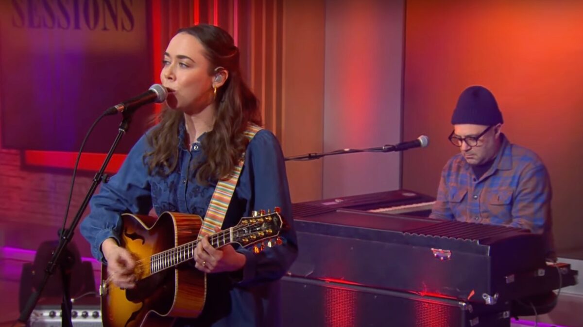 Watch Sarah Jarosz Preview Upcoming Album ‘Polaroid Lovers’ On CBS ‘Saturday Sessions’