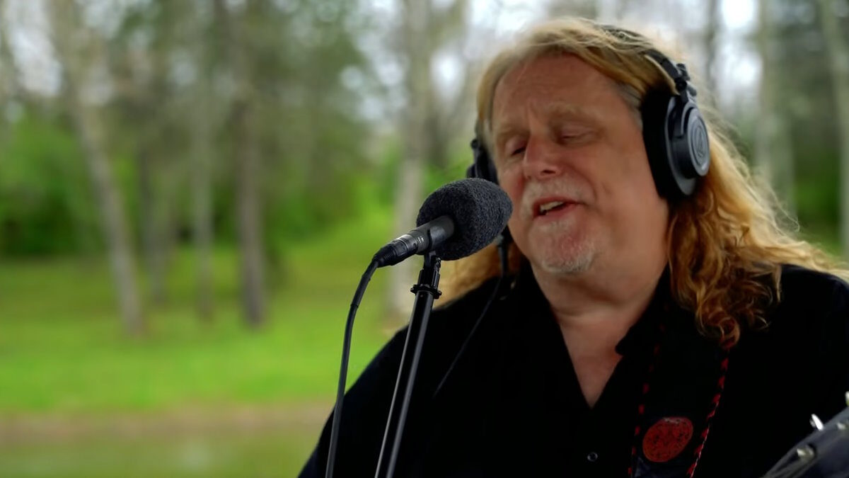 Watch Warren Haynes’ Uplifting ‘Soulshine’ Performance With Global Musicians