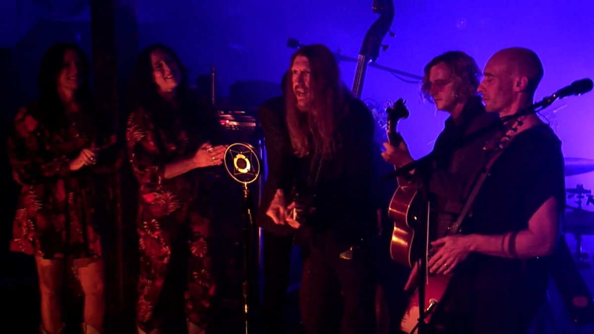 Watch Wood Brothers Perform Gorgeous ‘Luckiest Man’ With Watson Twins & Steven Cooper At Tipitina’s