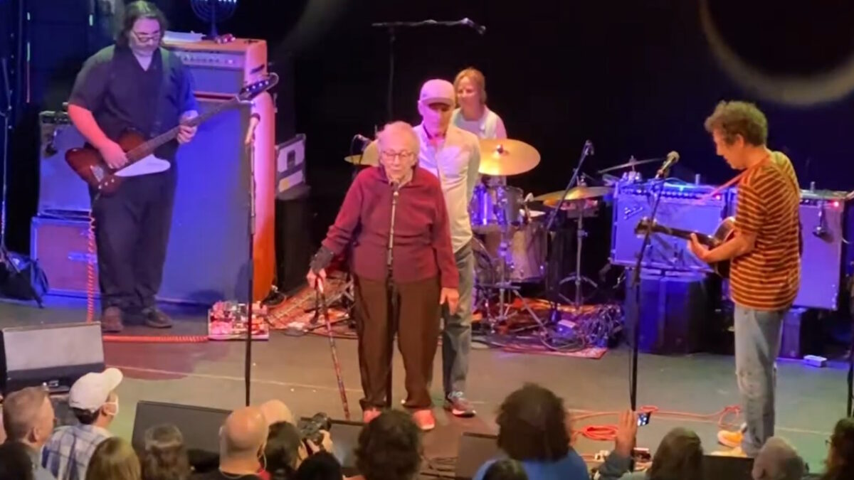 Watch Ira Kaplan’s Mom Help Close Out Yo La Tengo’s 2023 Hanukkah Run