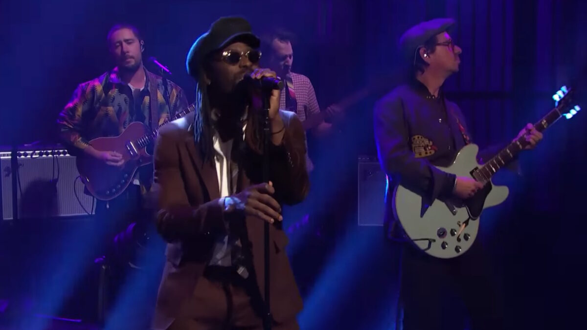Watch Black Pumas Dial Up Hypnotic 'Ice Cream (Pay Phone)' On 'Late Night With Seth Meyers'