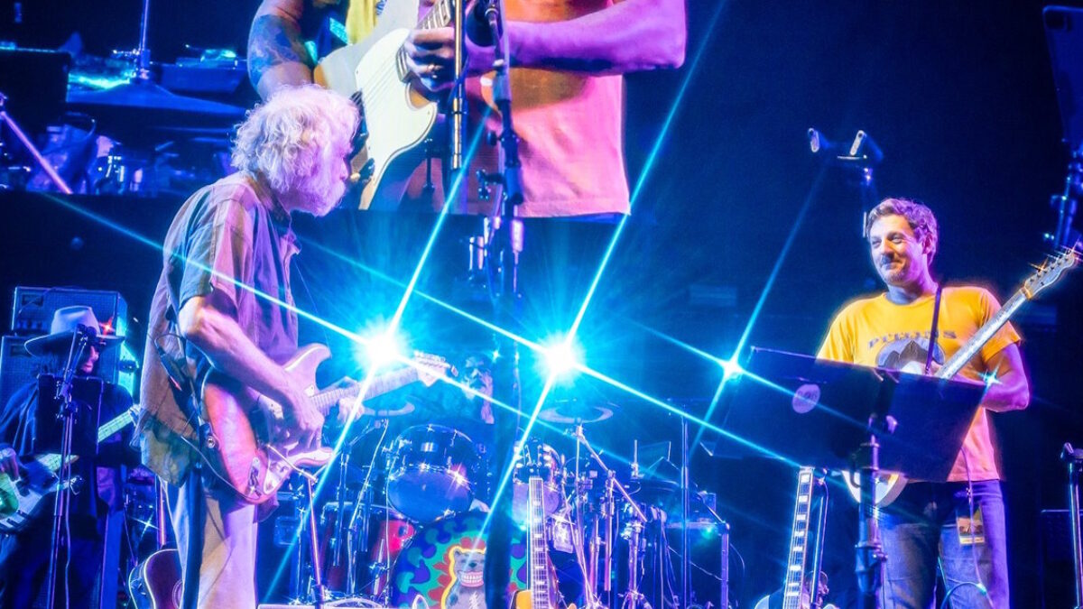 Watch Sturgill Simpson Rip Through 'Big River' With Bobby Weir & Wolf Bros In Mexico