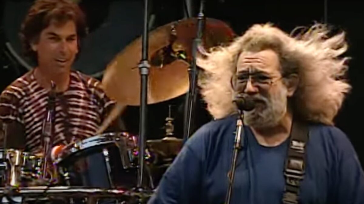 Watch Jerry Garcia Tell The Tale Of ‘Jack-A-Roe’ With Grateful Dead At RFK Stadium In 1991