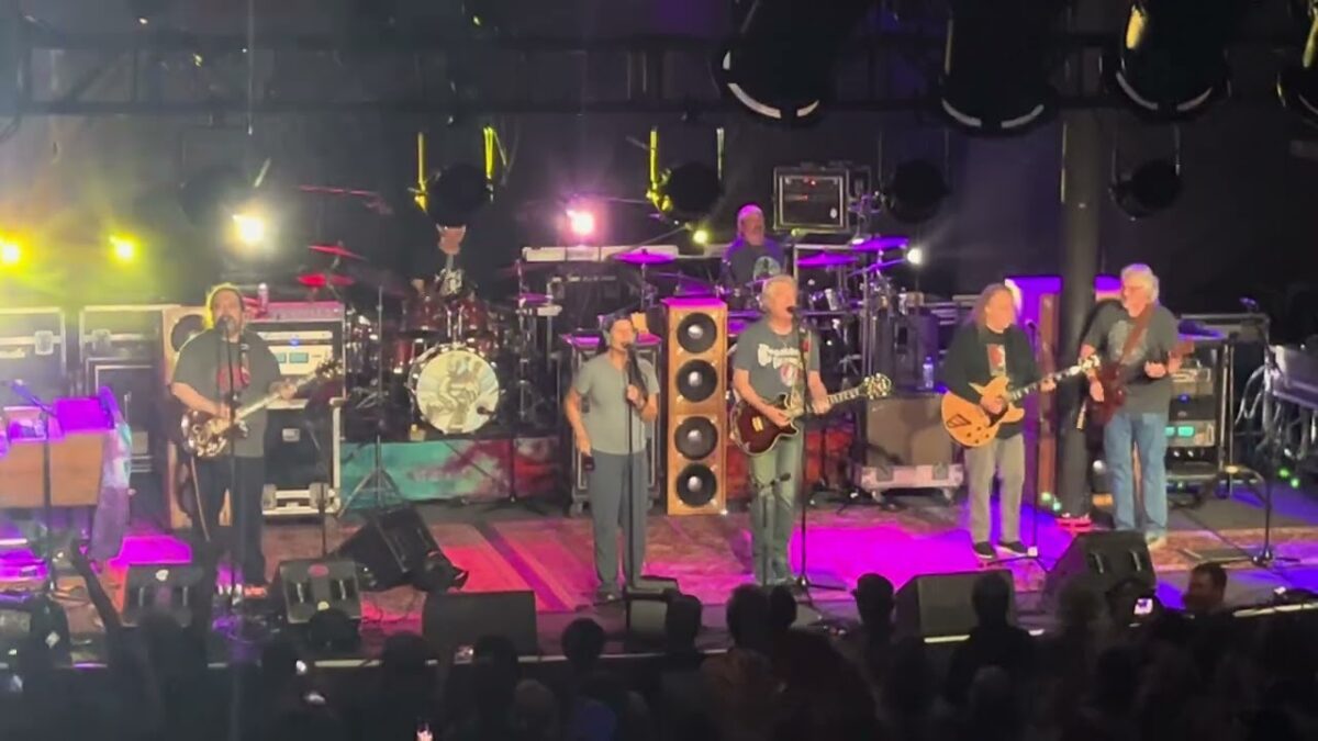 Unforgettable Collaboration: Warren Haynes joins Dark Star Orchestra for Franklins Tower in Portland
