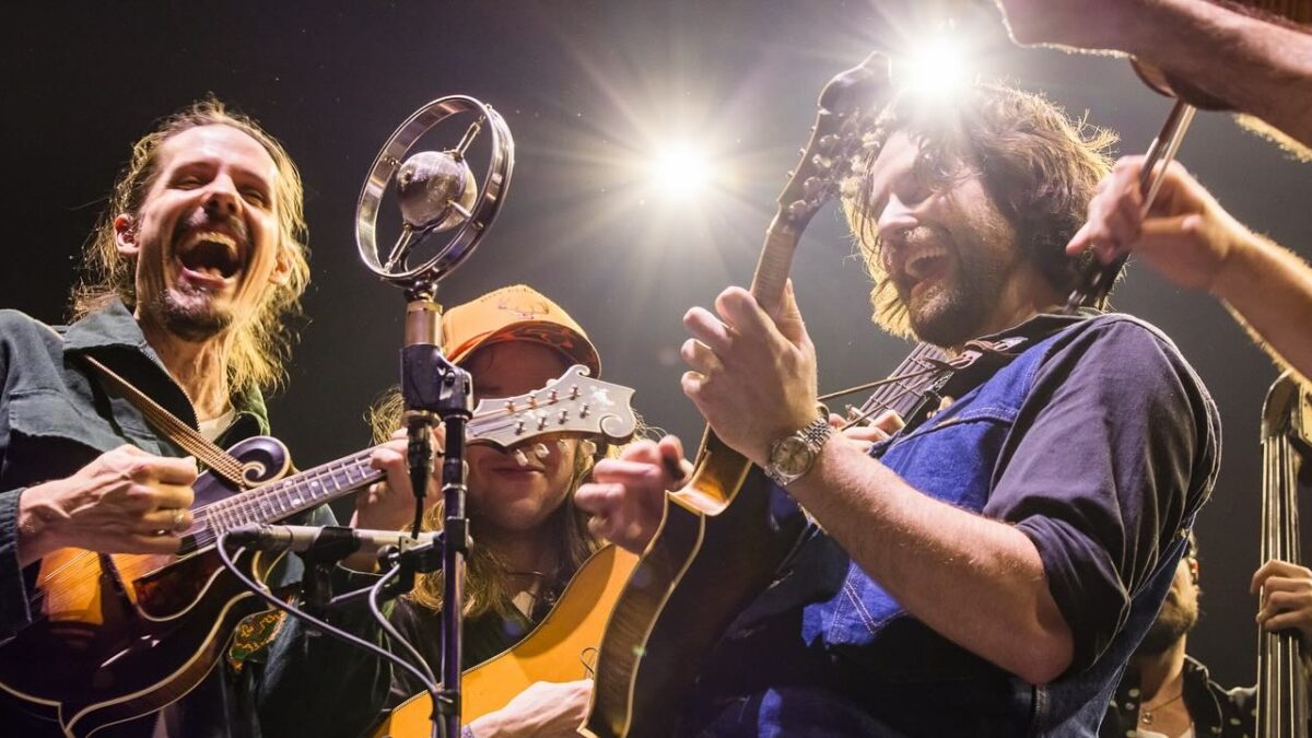 Billy Strings Welcomes Mandolinist Chris Henry & Unearths Rarities At 2024 Tour Opener