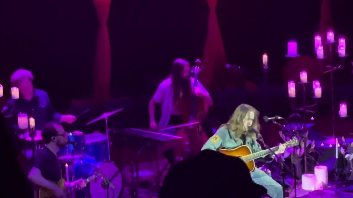 Billy Strings - Something In The away (Nirvana) Ryman Auditorium Nashville, TN 2.25.24