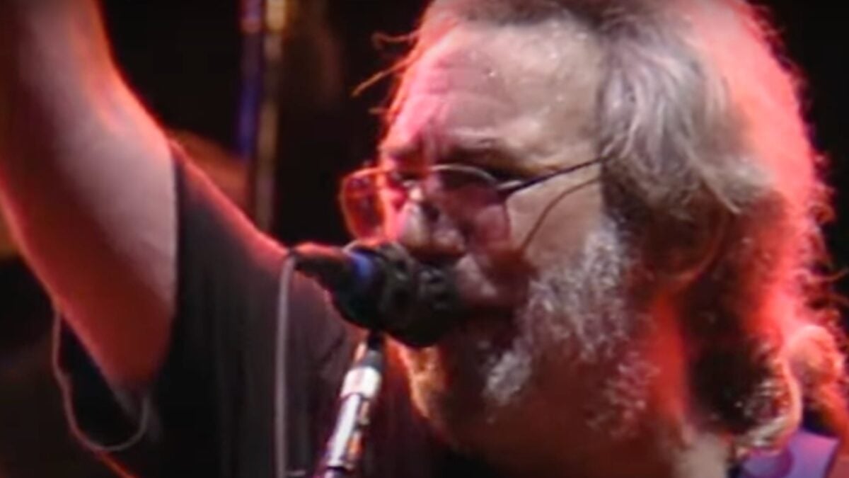 Wave That Flag: Watch Grateful Dead Rock Out ‘U.S. Blues’ On 4th Of July 1989