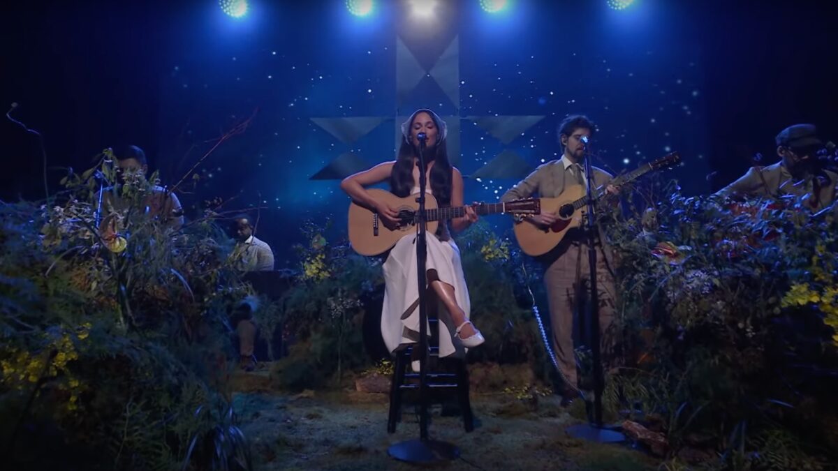 Watch Kacey Musgraves' Dreamy Performance Of ‘The Architect’ On ‘Fallon’
