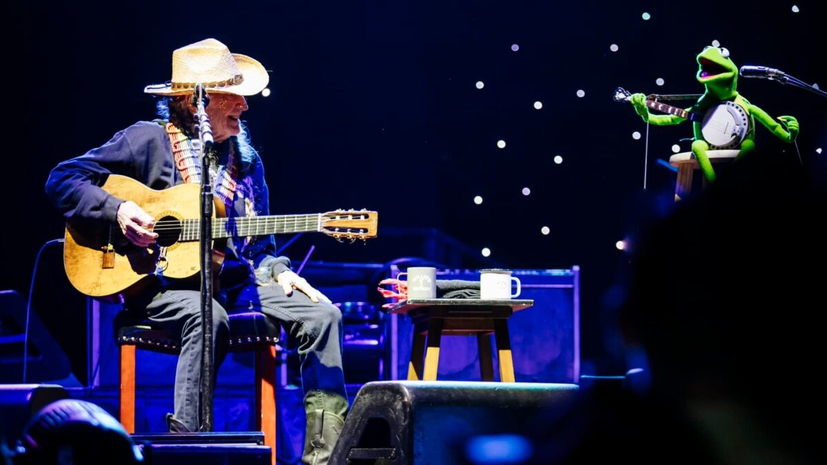 Watch Willie Nelson & Kermit The Frog Team On ‘Rainbow Connection’ At Luck Reunion