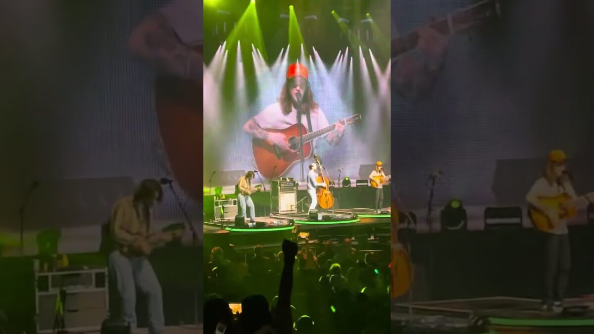 Billy Strings Tampa “Back on the Train” @AngelStarflake called it! #bluegrass #billystrings #phish