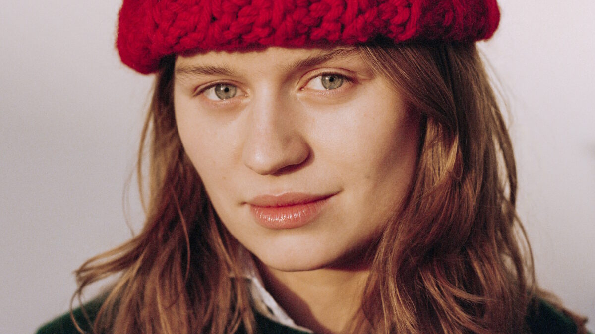 girl in red Unveils Electro-Tinged Talking Heads Cover ‘Girlfriend Is Better’