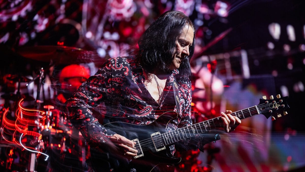 Watch Guitar Great Robben Ford Get 'Nasty' With Dave Matthews Band In London
