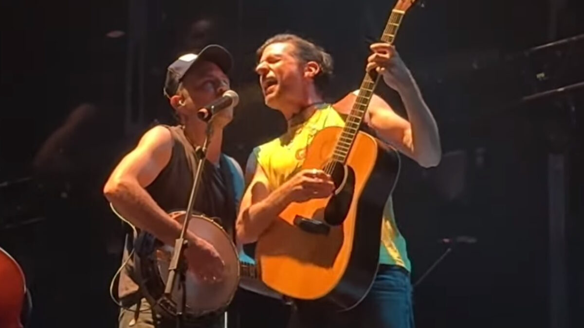 Watch The Avett Brothers Kick Off Avetts At The Beach 2024 With New Song Debuts