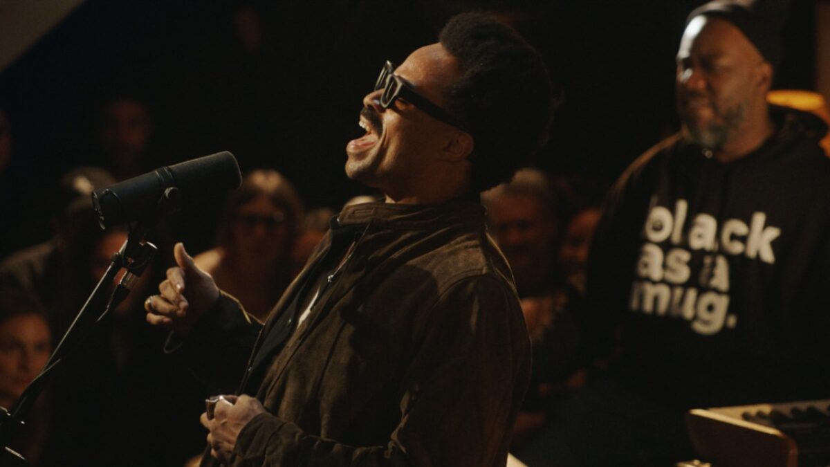 Bilal Set To Release ‘Live at Glasshaus’ Album Featuring Questlove, Common, Robert Glasper & Burniss Travis
