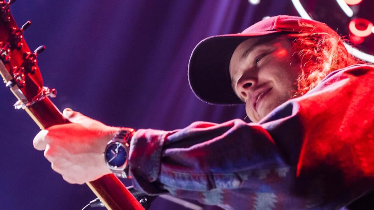 Watch Billy Strings Bust Out ‘Travelin’ Man’ For 1st Performance In 12 Years