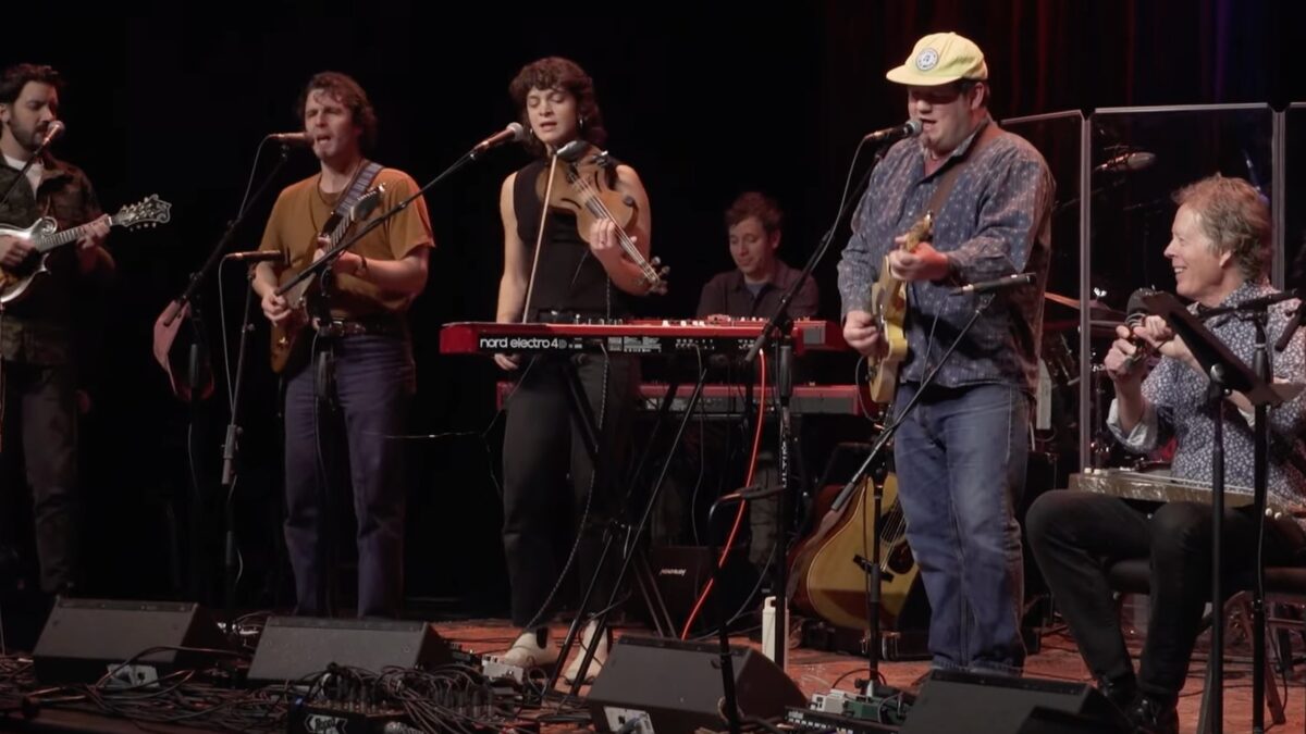 Watch Mipso & Jake Xerxes Fussell Go ‘Donkey Riding’ On ‘eTown’