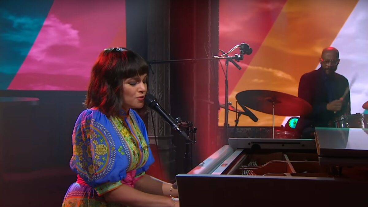 Norah Jones Brings Dreamy ‘Visions’ Cut To 'Colbert'