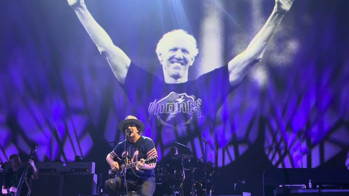 Pearl Jam Pays Tribute To ‘Man Of The Hour’ Bill Walton In Seattle