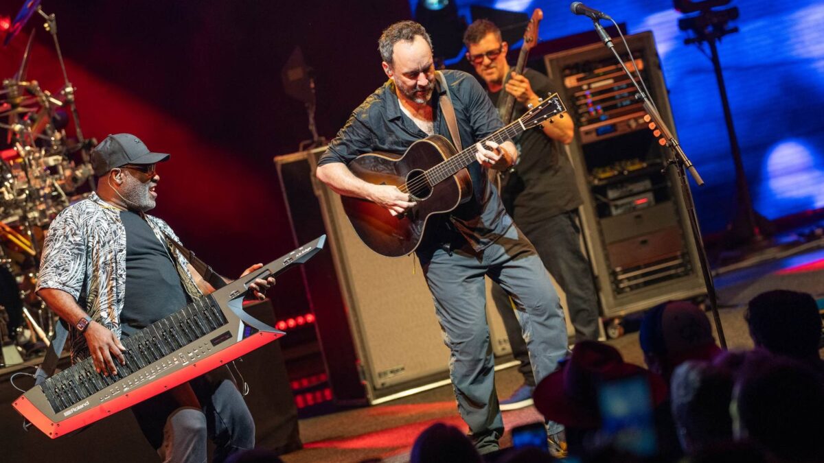 Usher’s Musical Director Valdez Brantley Brings Keytar To Dave Matthews Band Stage