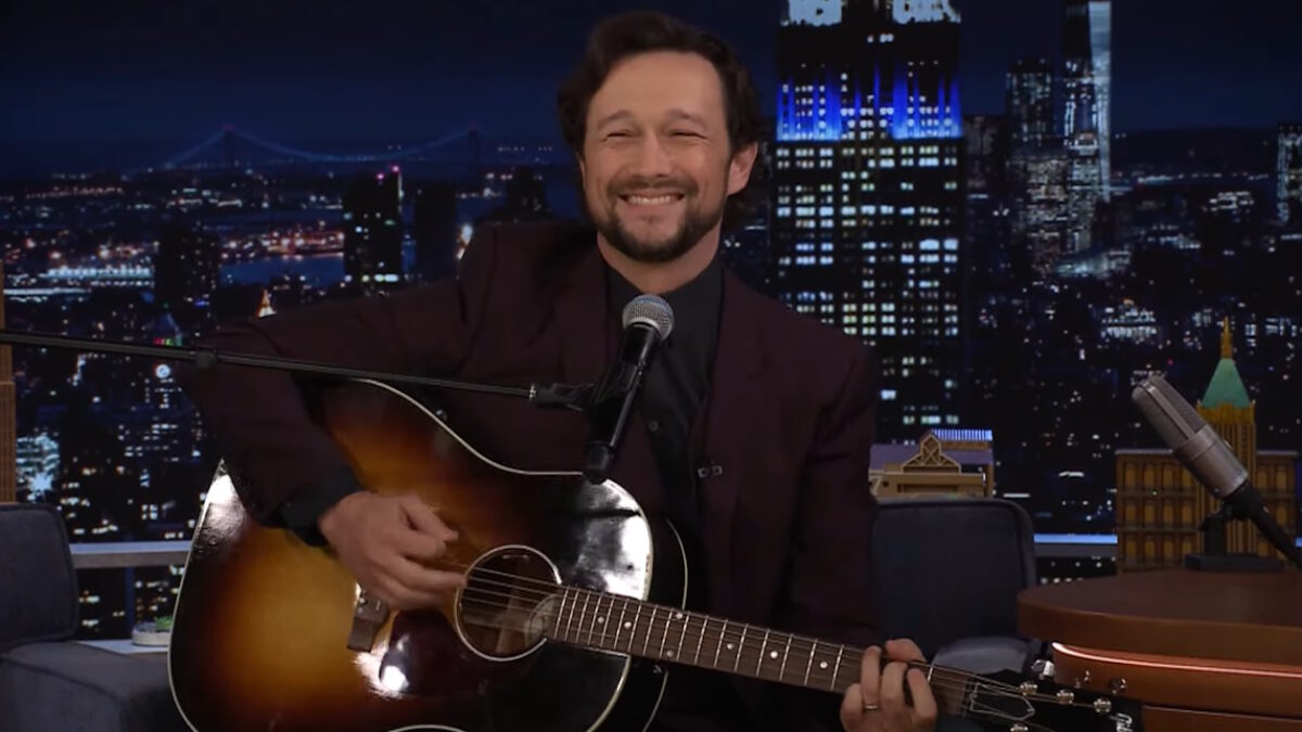 Watch Joseph Gordon-Levitt Sing A Taylor Swift Song For His Wife On ‘Fallon’