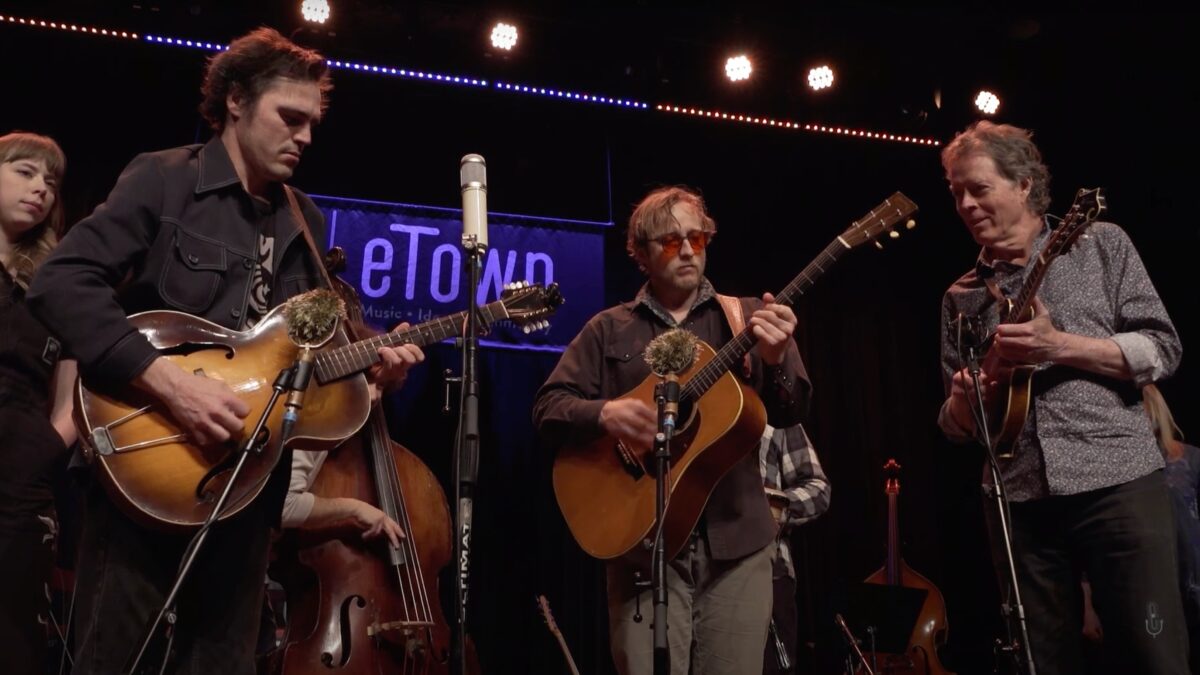 Watch Sam Grisman Project + Viv & Riley Put Funky Spin On ‘Stealin’ For eTown