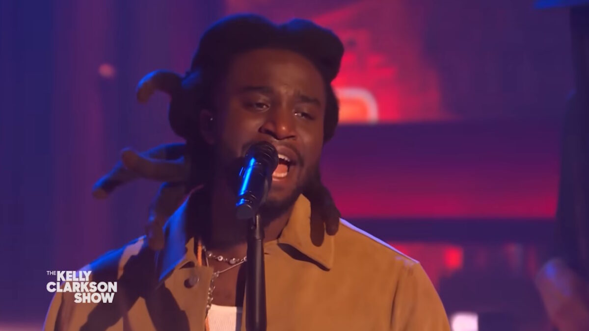 Shaboozey Discusses Beyoncé Collab & Performs 'A Bar Song (Tipsy)' On ‘Kelly Clarkson Show’