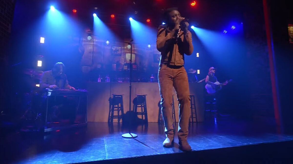 Shaboozey Brings Countrified Hit 'A Bar Song (Tipsy)' To 'Fallon'