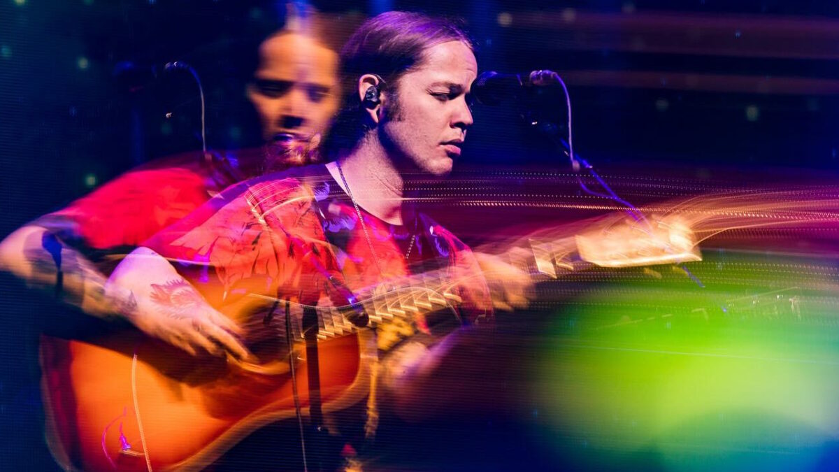 Billy Strings Unveils ‘Live Vol. 1’ Album Tracklist & Sizzling Bonus Tracks