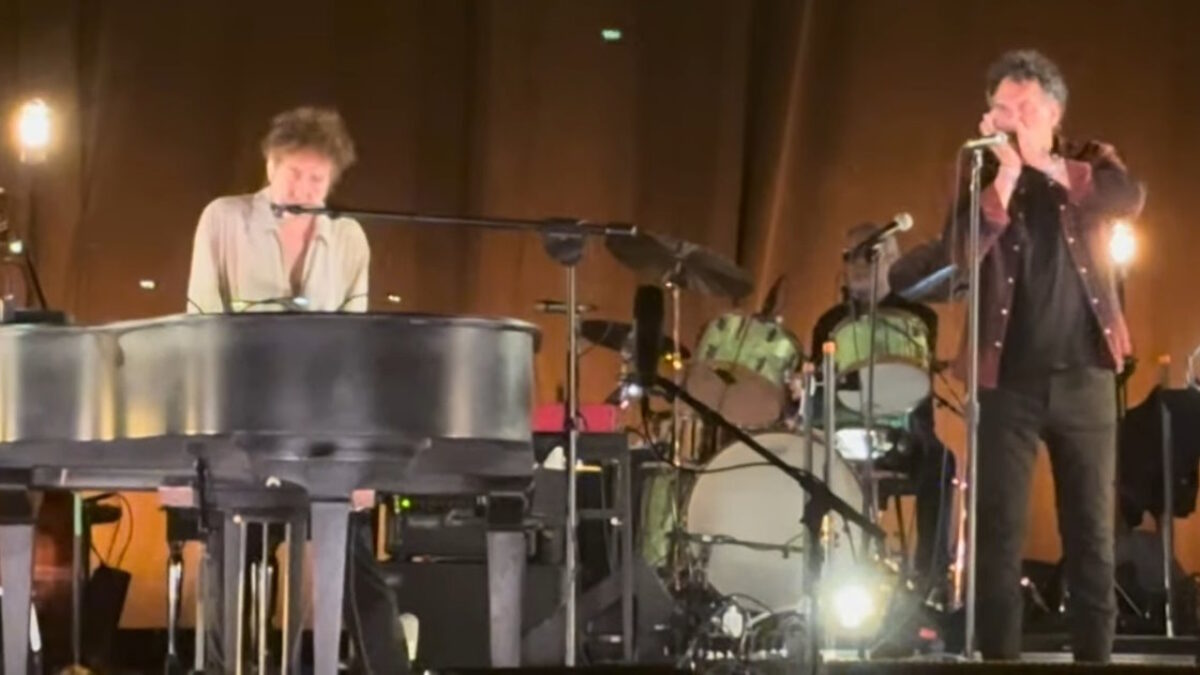 'Simple Twist' Of Harmonica: Mickey Raphael Joins Bob Dylan At Outlaw Music Festival Tour Stops