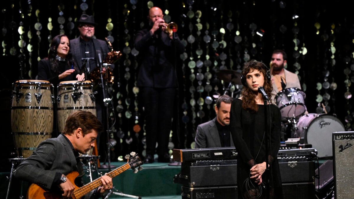 Clairo Performs Enchanting 'Juna' On 'Fallon'