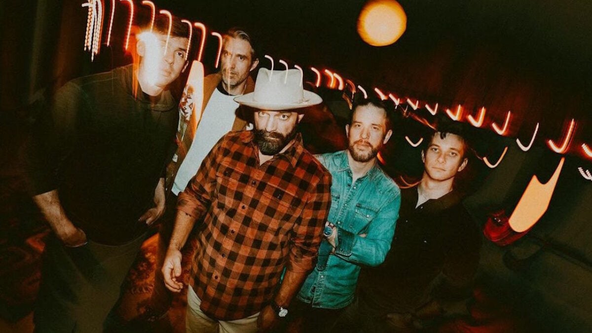 Drew Holcomb & The Neighbors Keep It All In The Family For Simmering ‘Burn’ Single Featuring Ellie Holcomb