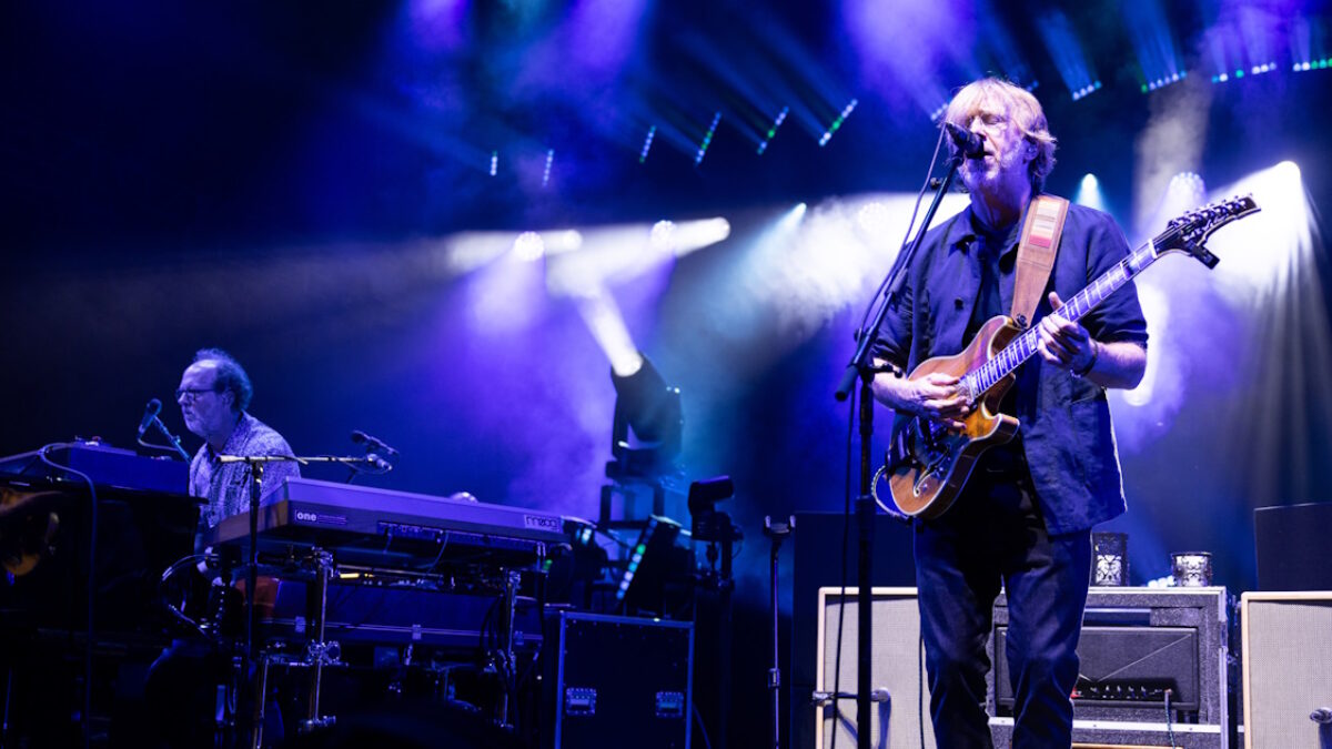 Outstanding 41-Minute 'Tweezer' Highlights Phish's Return To St. Louis