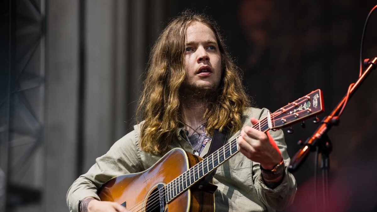 Billy Strings To Celebrate Thanksgiving With ‘Fallon’ Debut