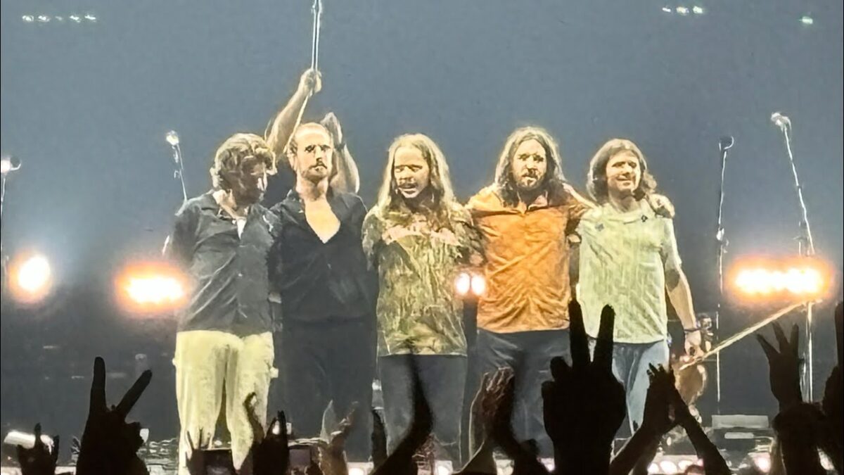 Billy Strings covers Pink Floyd’s Fearless in Worcester, MA. 7/31/2024 DCU Center