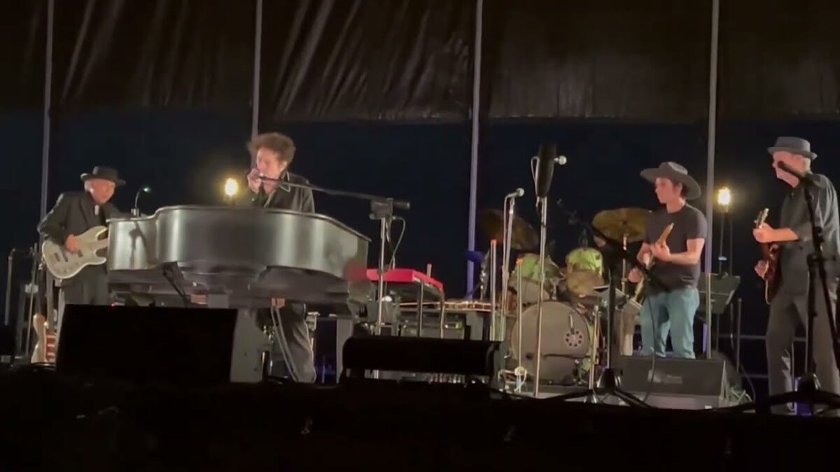 Bob Dylan — Simple Twist of Fate. Gorge Amphitheatre, Washington. 10th August 2024. (Lucas Nelson)