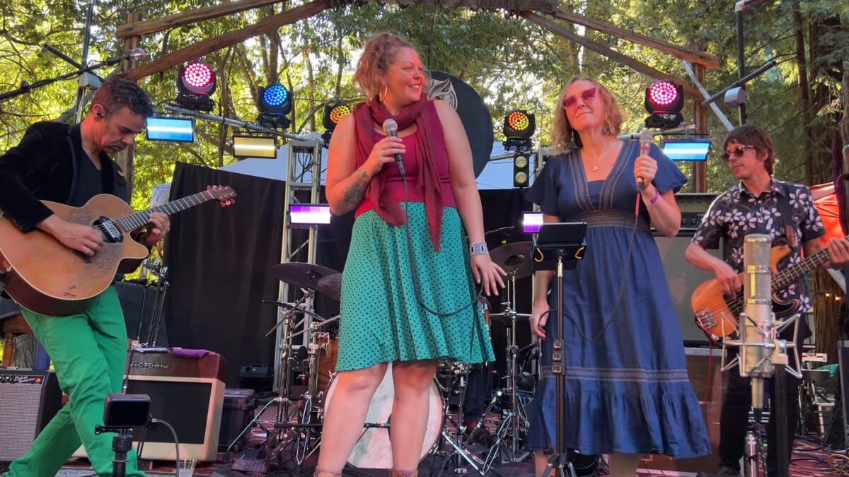 ALO Covers ‘80s Radio Hit With The Real Sarahs At Guest-Filled Camp Deep End Finale