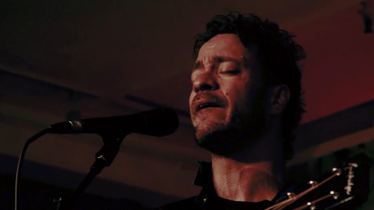 Watch Amos Lee Offer ‘Transmissions’ From 'The Soho Sessions'
