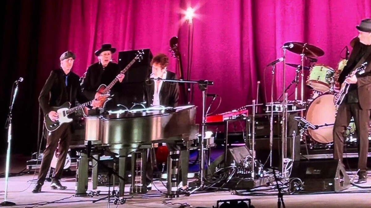 Bob Dylan Performs Robert Hunter Co-Write ‘Silvio’ For 1st Time In 20 Years