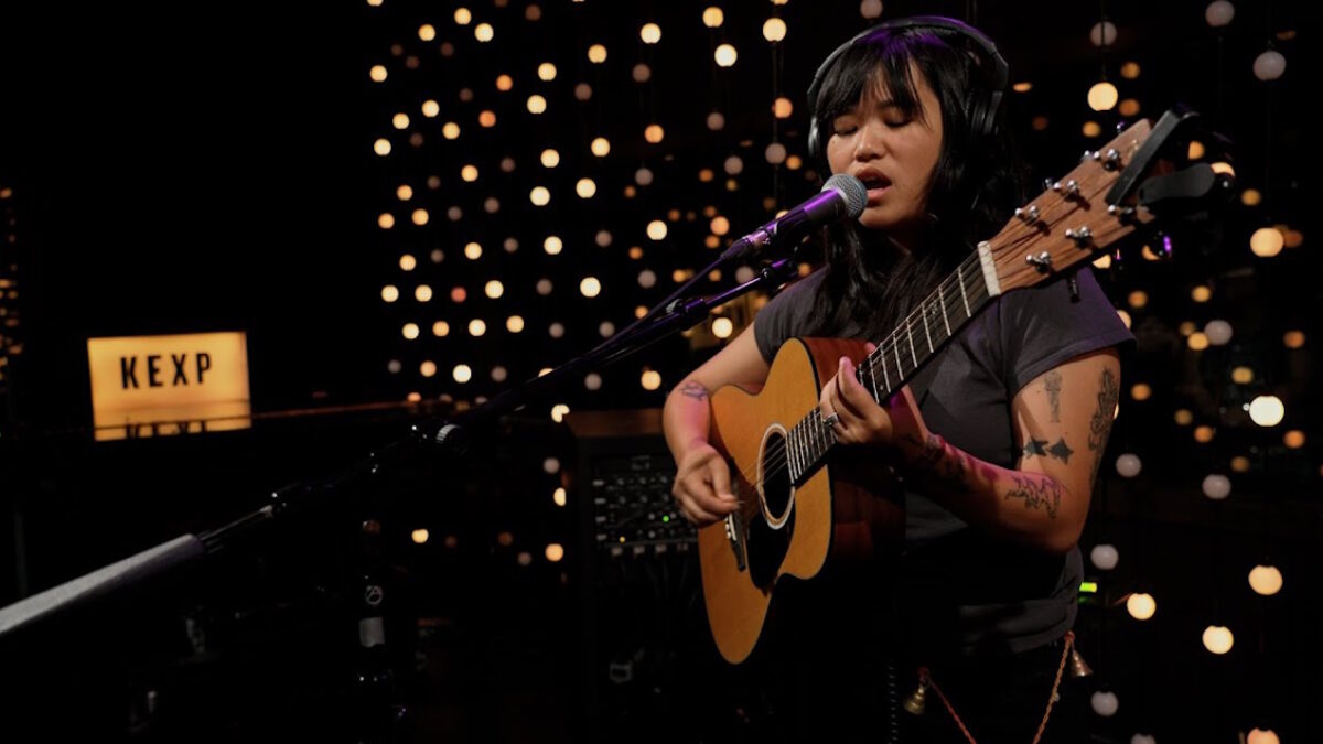 Watch Hana Vu Profess Guitar-Driven ‘Romanticism’ Live At KEXP