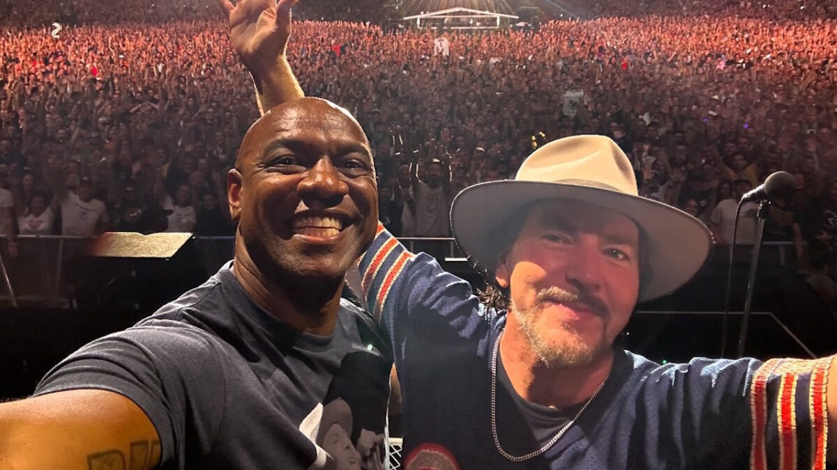 Pearl Jam Honors Bears Legend Walter Payton & Busts Out ‘Little Wing’ At Wrigley Field