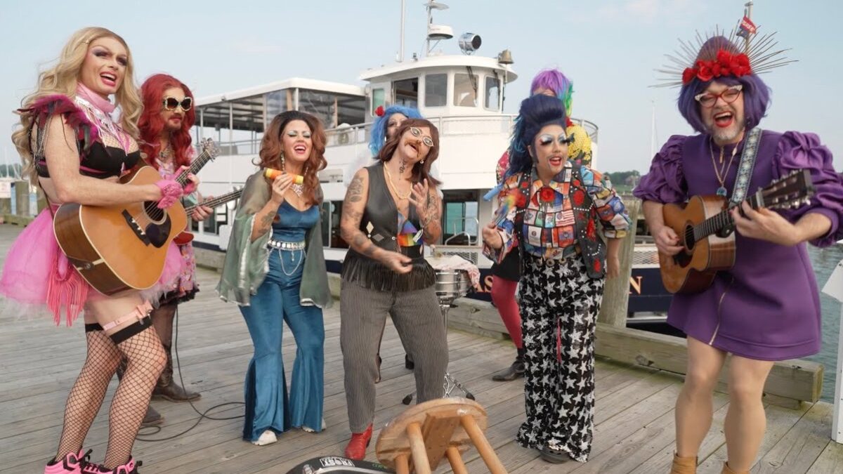 Elle King & BERTHA: Grateful Drag Go Acoustic ‘Behind The Walls’ For Dead Classic At Newport Folk Festival